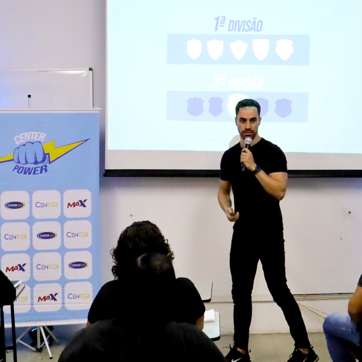 Jeff conduzindo uma palestra sobre produtividade diante de uma equipe